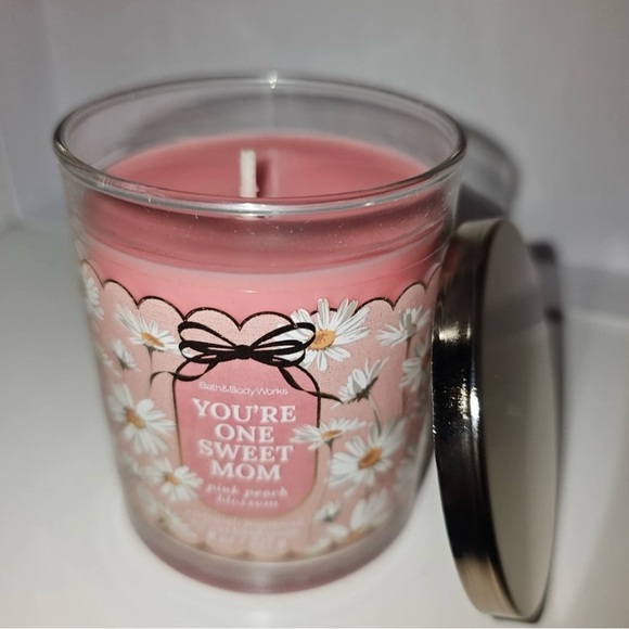 Bath & Body Works You're One Sweet Mom
NWT
Scented Candle - Picture 2 of 3